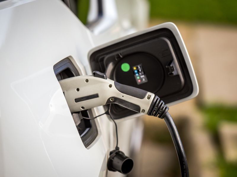 Soluții de Încărcare pentru Mașinile Electrice Acasă: Ce Trebuie să Știi